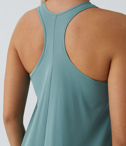 Breezeful™ Rückenfreies, fließendes Midi-Freizeitkleid mit Racerback, Seitentaschen und High-Low-Design - schnelltrocknend