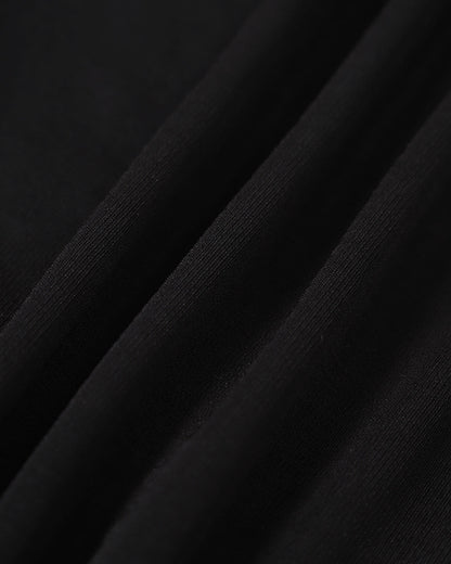Das schwarze, figurbetonte Maxikleid mit Herzausschnitt